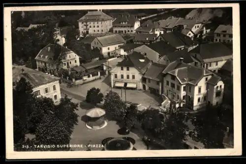 AK Tarvisio Superiore, Piazza con edifici storici e gazebo