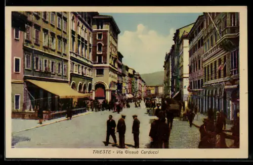AK Trieste, Via Giosuè Carducci con passanti e edifici storici
