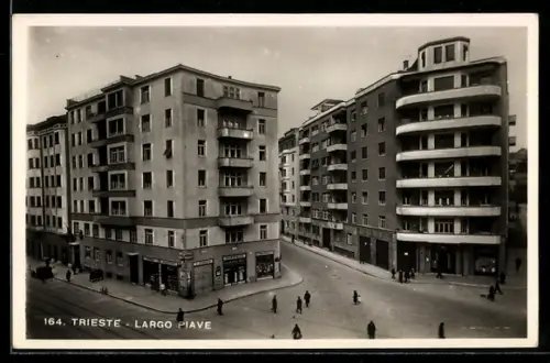 AK Trieste, Largo Piave con edifici e passanti