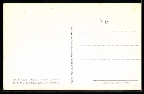 AK Trieste, Largo Piave con edifici e passanti