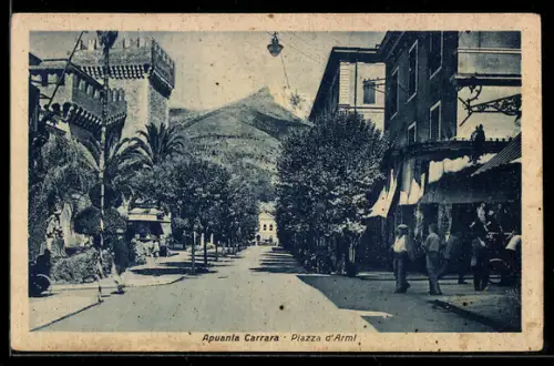 AK Apuania Carrara, Piazza d`Armi con vista montana e persone lungo la strada
