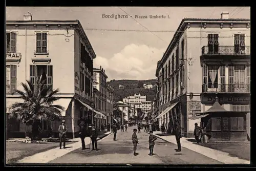 AK Bordighera, Piazza Umberto I mit Menschen und historischen Gebäuden