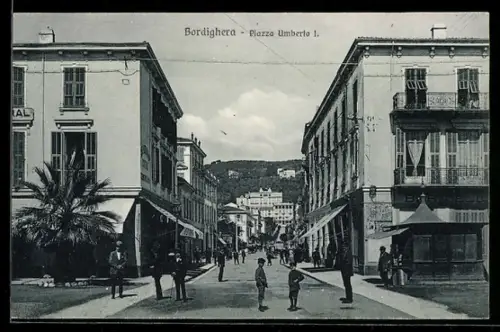 AK Bordighera, Piazza Umberto I con passanti e palazzi storici