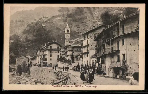 AK Noasca, Veduta del capoluogo con campanile e case lungo la strada