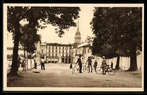AK Novara, Largo Bellini con biciclette e persone sotto gli alberi