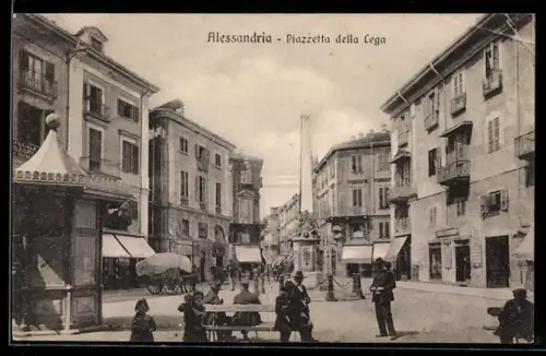 AK Alessandria, Piazzetta della Lega con passanti e edifici storici