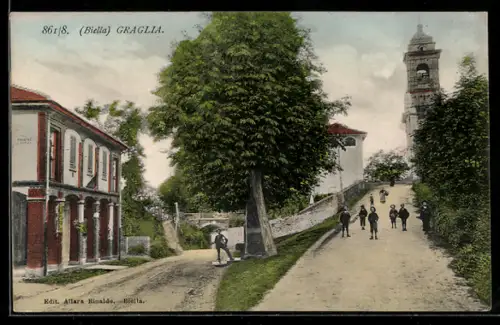 AK Graglia, Vista del campanile e strada con passanti