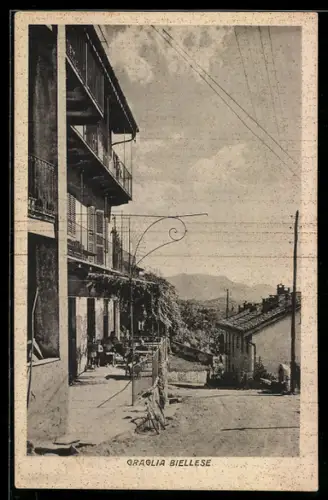 AK Graglia Biellese, Vista di una strada con edifici e montagne sullo sfondo