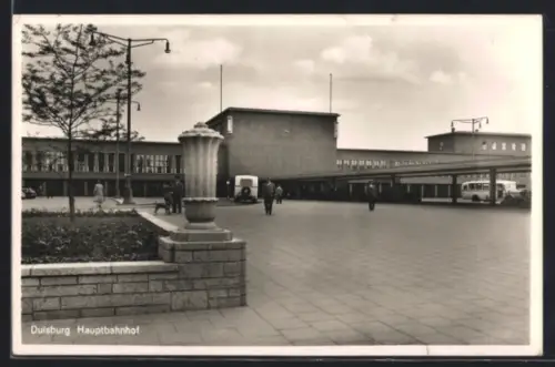 AK Duisburg, Hauptbahnhof mit Beetanlage, Bus, überdachtem Gang