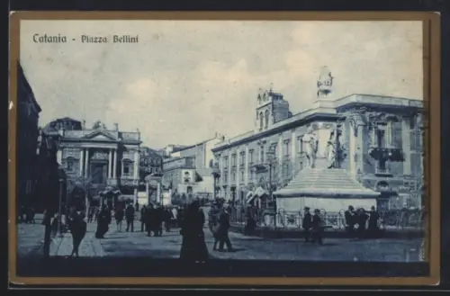 AK Catania, Piazza Bellini con folla e monumento centrale