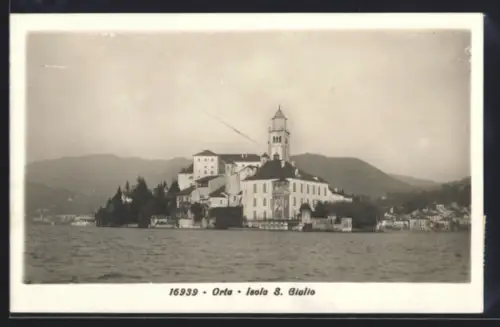 AK Orta, Isola S. Giulio, veduta panoramica dell`isola con chiesa e paesaggio circostante