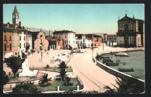 AK Maderno, Vista della piazza principale con monumento e chiesa sul lungolago