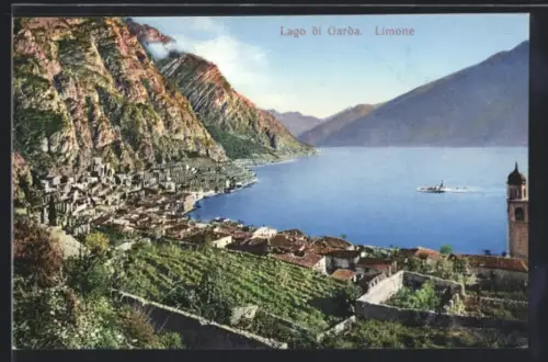 AK Limone /Lago di Garda, Veduta panoramica con paesaggio montuoso e barca sul lago
