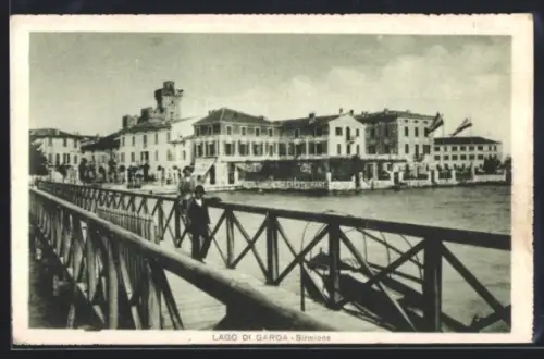 AK Sirmione /Lago di Garda, Vista del ponte e degli edifici storici sul lungolago
