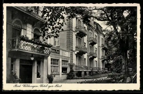 AK Bad Wildungen, Hotel zur Post, Aussenansicht mit Grünanlagen