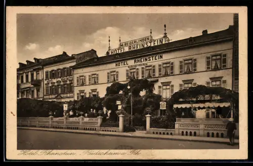 AK Rüdesheim am Rhein, Hotel Rheinstein in der Aussenansicht mit Grünanlagen