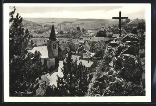 AK Dahlem /Eifel, Kirche, Ortsansicht, Kreuz auf Felsen