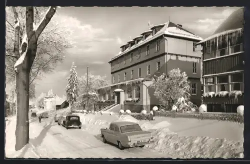 AK Hohegeiss /Harz, Bundesbahn-Kurheim im Winter, verschneite Strassenansicht