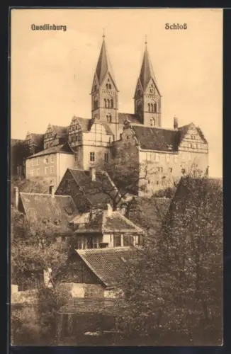 AK Quedlinburg, Schloss in der Aussenansicht mit umgebenden Gebäuden