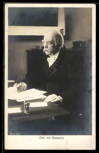 AK Otto von Bismarck, Portrait am Schreibtisch