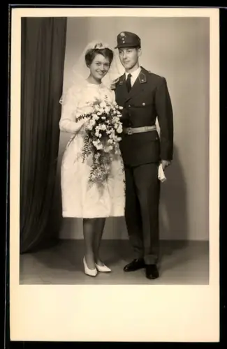 AK Polizist in Uniform neben einer hübschen Frau im Brautkleid mit Blumenstrauss