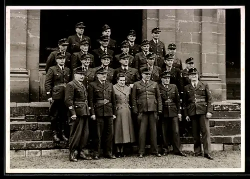 AK Gruppe von Polizisten in Uniform mit einer älteren Dame