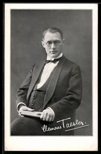 AK Schauspieler Clemens Taesler, Portrait im Anzug mit Fliege