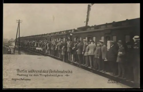 AK Berlin, Verkehrsstreik, Andrang zu den Ringbahnzügen, Passagiere auf den Trittbrettern