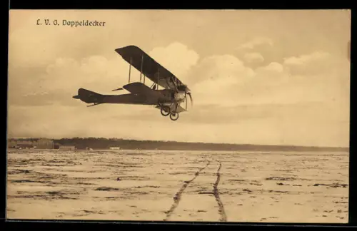 Foto-AK Sanke: L.V.G. Doppeldecker Flugzeug fliegt nah über dem Wasser