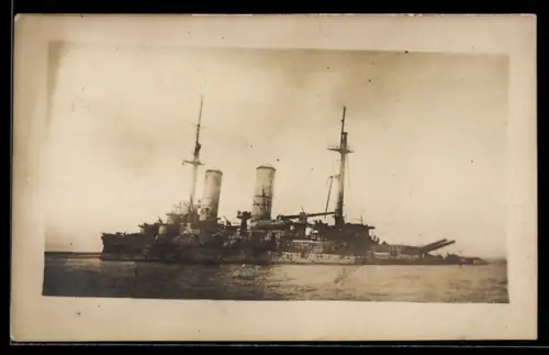 Foto-AK Russisches Linienschiff Slawa nach Gefecht mit dt. Flotte im Moonsund Okt. 1917 auf Grund gelaufen