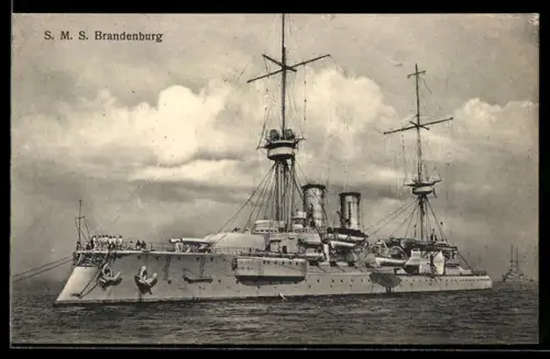 AK Kriegsschiff S.M.S. Brandenburg mit gelichteten Ankern im Schlepp, Ostasiengeschwader