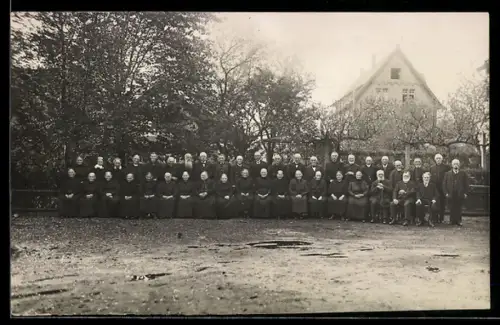 Foto-AK Buschhütten /Westfl., Alte Turnhalle, Gruppenfoto aus dem Jahr 1931