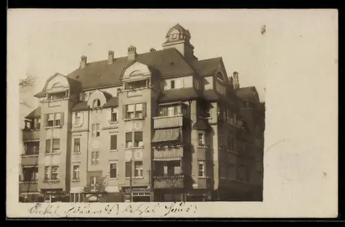Foto-AK Flensburg, Dreistöckiges Wohnhaus mit Eisenwaren-Geschäft