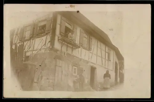 Foto-AK Winterbach /Württ., Altstadthaus, Fachwerkgebäude mit Bewohnern