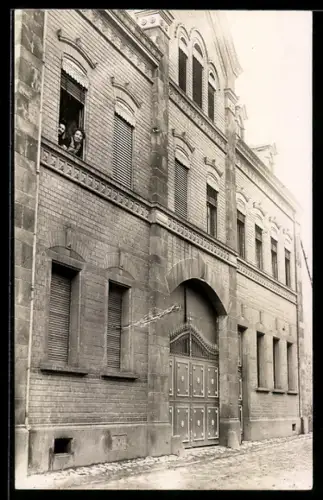 Foto-AK Coblenz, Zwei Damen im Fenster eines Hauses