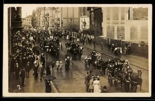 Foto-AK Hannover, Freiheitsmarsch in der Strasse