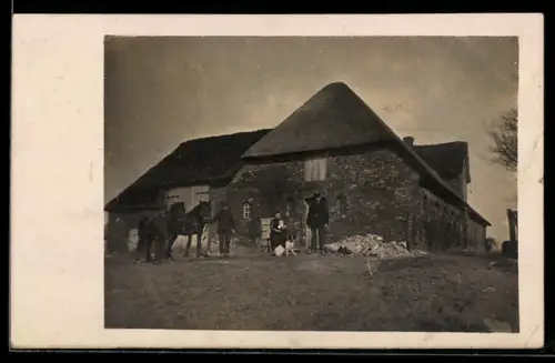 Foto-AK Niebüll, Gruppe vor dem Gehöft Jans