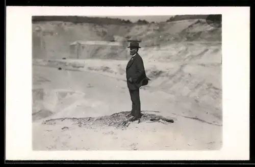 Foto-AK Frechen, Mann vor der Quarzgrube, 1928