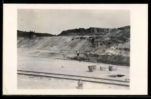 Foto-AK Frechen, Gleise und Arbeiter in der Quarzgrube, 1928