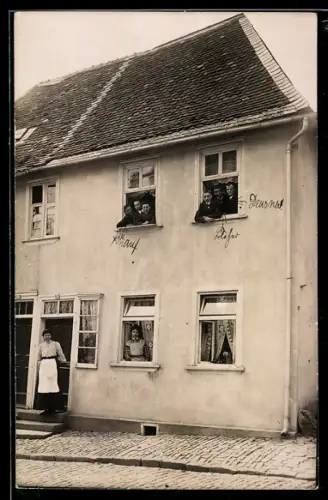 Foto-AK Usingen, Familien am Fenster eines Wohnhauses
