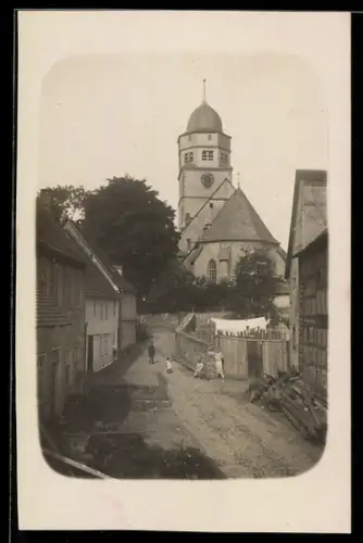 Foto-AK Usingen, Strassenpartie mit Blick zur Kirche