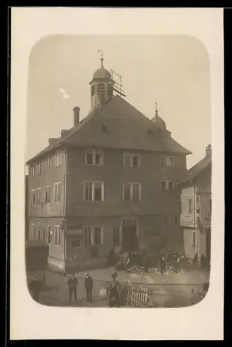 Foto-AK Usingen, Arbeiter in einem Hof