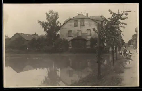 Foto-AK Usingen, Strassenpartie mit Teich