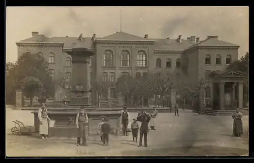 Foto-AK Usingen, Anwohner vor einem Brunnen