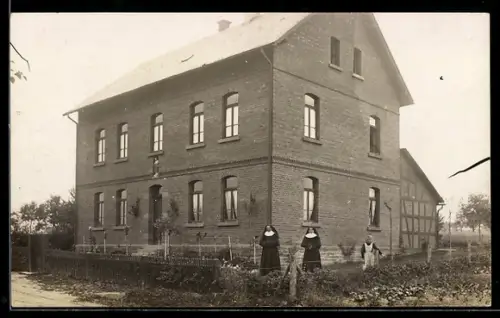 Foto-AK Usingen, Nonnen und Mädchen in einem Garten