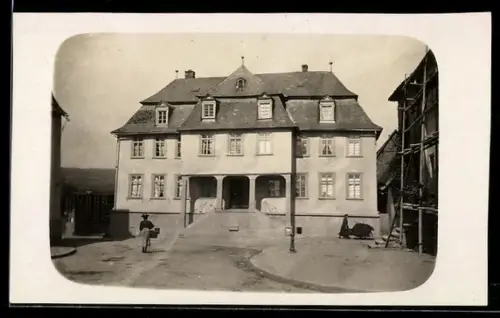 Foto-AK Usingen, Strassenpartie mit Passanten