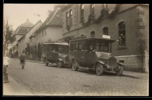 Foto-AK Usingen, Strassenpartie mit parkenden Bussen