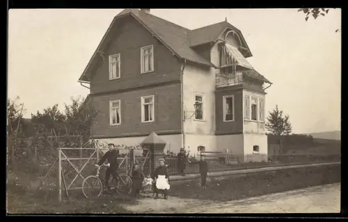 Foto-AK Usingen, Kinder vor dem Haus Wengenroth