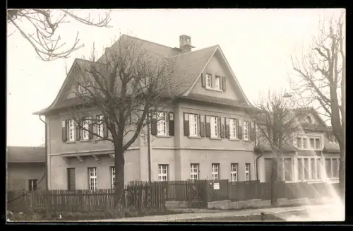 Foto-AK Usingen, Öffentliches Gebäude mit Garten