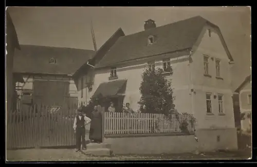 Foto-AK Usingen, Familie in einem Hof